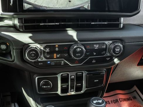 Used 2025 Jeep Wrangler Unlimited Sahara AWD/4WD image 21