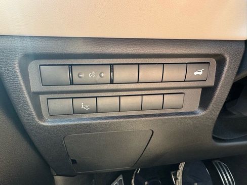 Used 2025 Mitsubishi Outlander AWD image 27