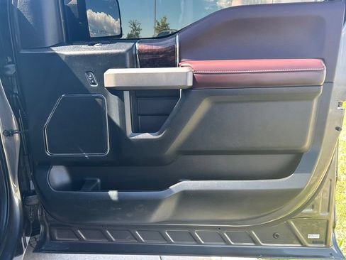 Used 2015 Ford F150 Platinum w/ Equipment Group 701A Luxury AWD/4WD image 30