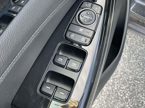 Used 2018 Kia Cadenza Premium image 6