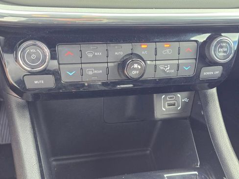 Used 2024 Jeep Compass Limited image 37