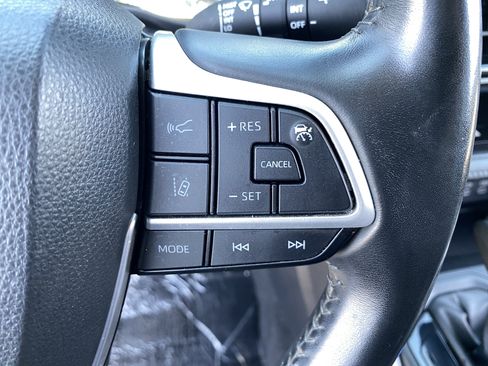 Used 2024 Toyota Highlander XLE FWD image 31