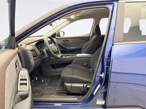 Used 2023 Nissan Rogue S image 10