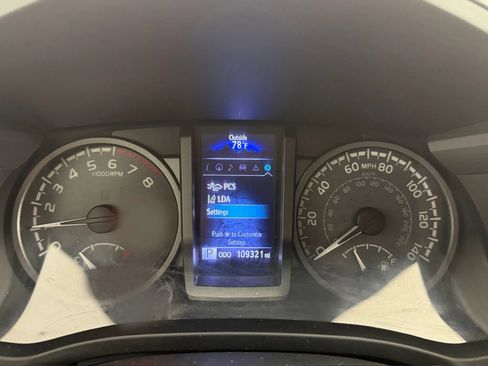 Used 2018 Toyota Tacoma TRD Sport AWD/4WD image 40