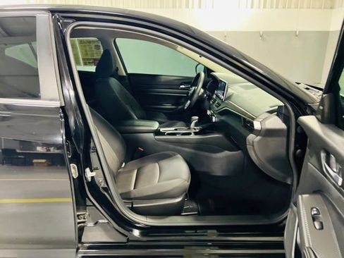 Used 2024 Nissan Altima 2.5 SV FWD image 31