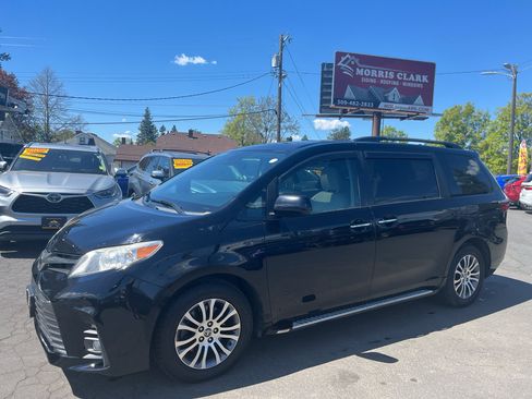 Used 2020 Toyota Sienna XLE FWD image 2