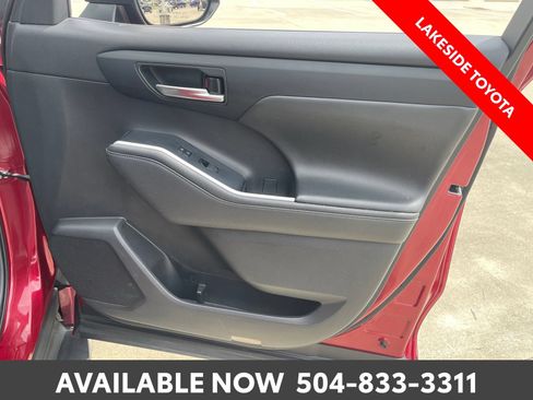 Used 2021 Toyota Highlander XLE FWD image 17
