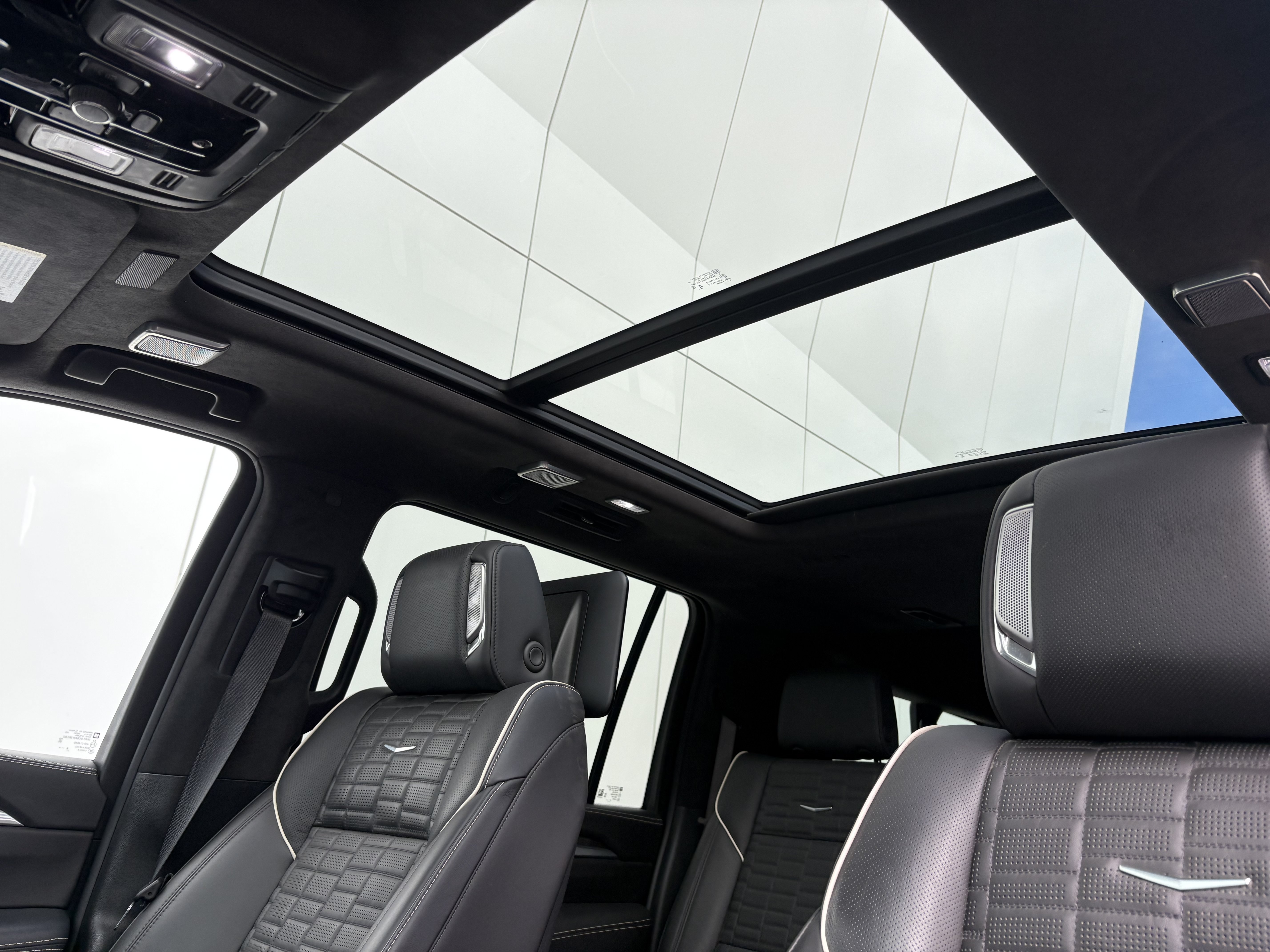 Certified 2025 Cadillac Escalade ESV V AWD/4WD image 18