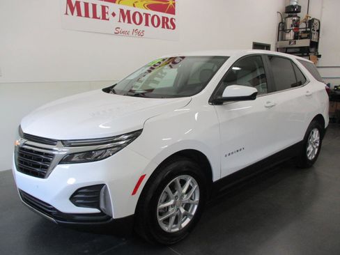 Used 2023 Chevrolet Equinox LT w/ Driver Convenience Package image 3