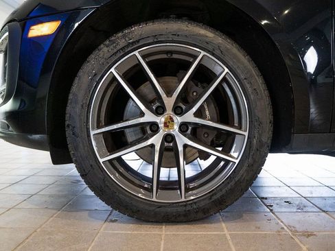 Certified 2022 Porsche Macan image 11
