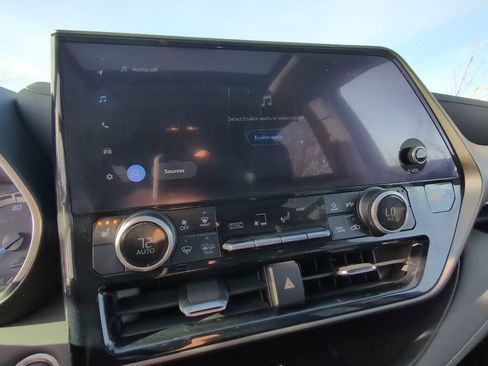 Used 2024 Toyota Highlander XLE image 24