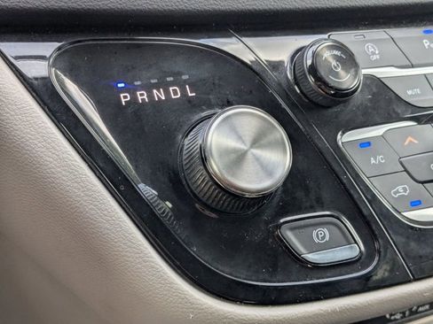 Used 2022 Chrysler Voyager LX FWD image 8