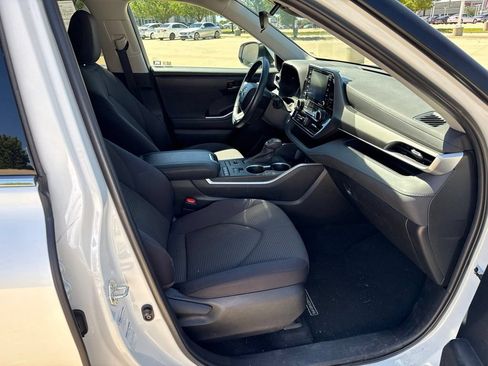 Used 2022 Toyota Highlander LE AWD/4WD image 17