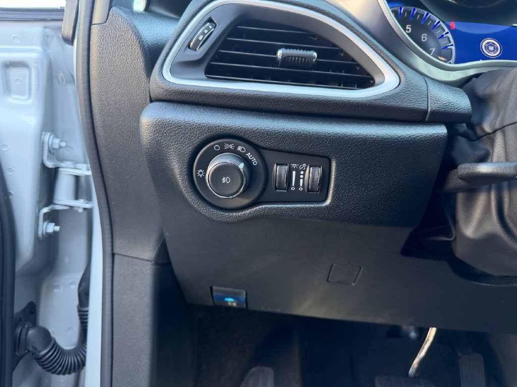 Used 2026 Chrysler Pacifica Select FWD image 17