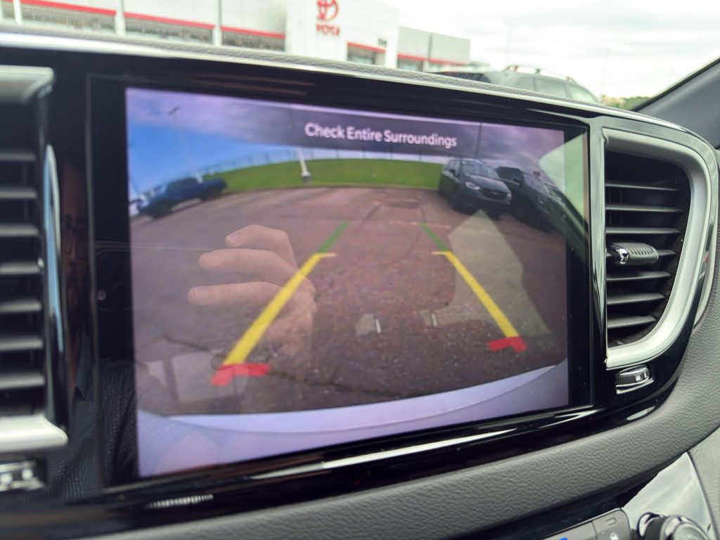 Used 2025 Chrysler Pacifica Select FWD image 17