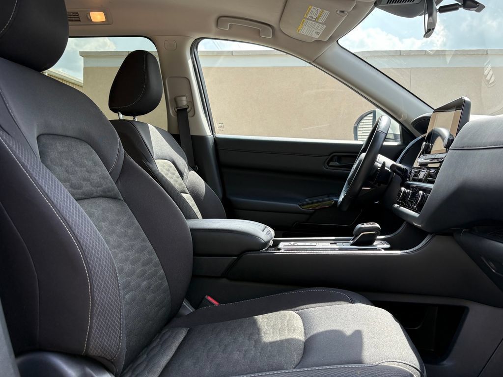 Used 2025 Nissan Pathfinder SV FWD image 27