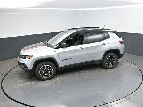 Used 2025 Jeep Compass Trailhawk AWD/4WD image 42