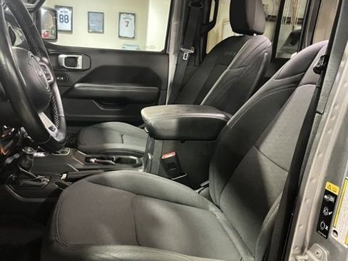 Used 2020 Jeep Wrangler Unlimited Sahara image 8
