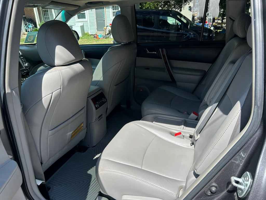 Used 2012 Toyota Highlander Limited w/ Tow Pkg AWD/4WD image 9