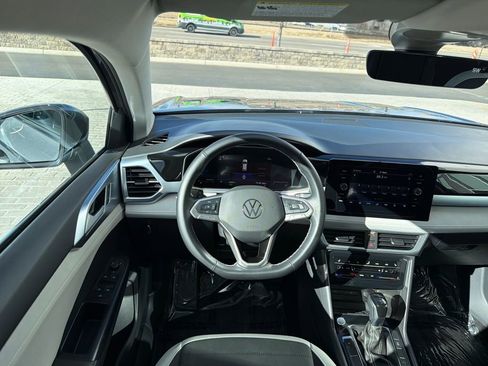 Certified 2025 Volkswagen Taos SE image 16