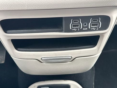 Used 2024 Chrysler Pacifica Touring-L image 17