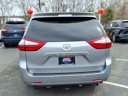 Certified 2017 Toyota Sienna XLE image 5