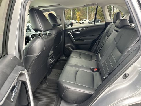 Used 2021 Toyota RAV4 XLE Premium image 31