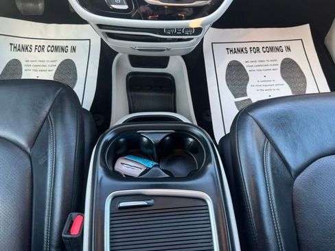 Used 2022 Chrysler Pacifica Touring-L image 19