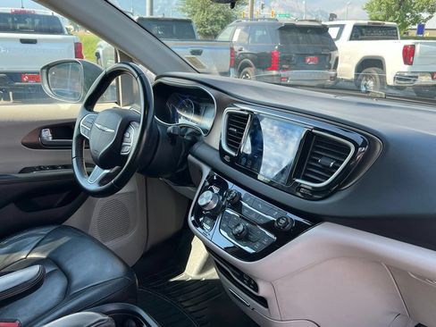 Used 2017 Chrysler Pacifica Touring-L FWD image 18