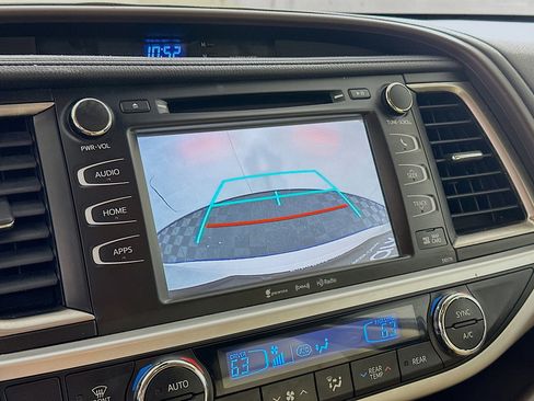 Used 2018 Toyota Highlander XLE image 23