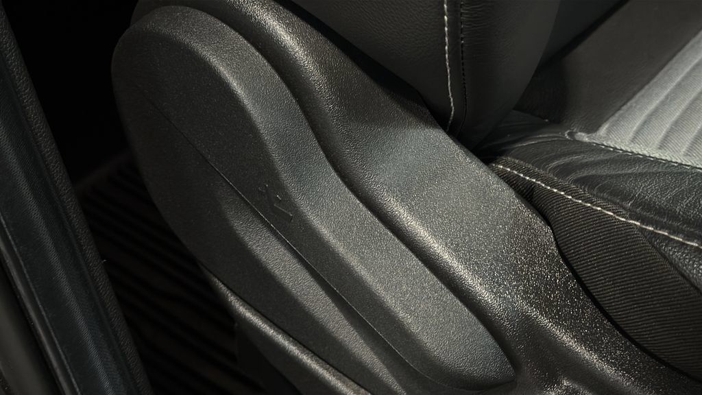 Used 2019 Ford Escape SE w/ SE Sport Appearance Package AWD/4WD image 12