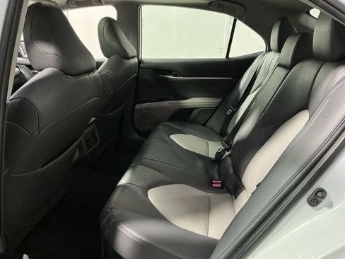 Used 2020 Toyota Camry XLE w/ Sunroof Package image 33