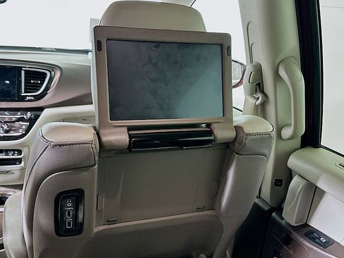 Used 2018 Chrysler Pacifica Touring-L Plus w/ Tire & Wheel Group image 24