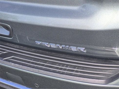 Used 2023 Chevrolet Suburban Premier image 8