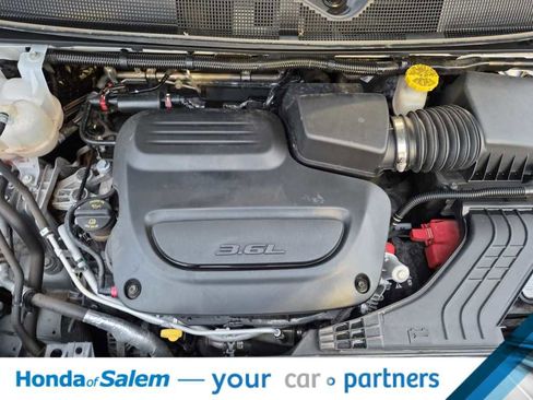 Used 2024 Chrysler Pacifica Touring-L image 9