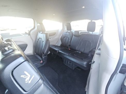 Used 2024 Chrysler Pacifica Touring-L image 10