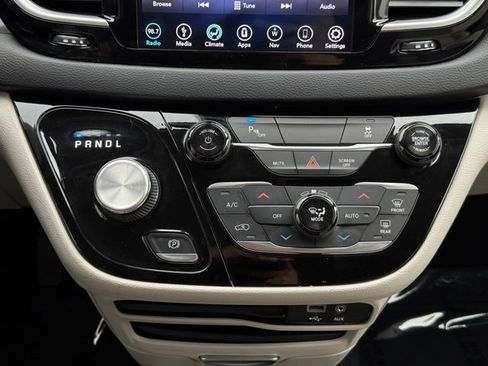 Used 2019 Chrysler Pacifica Touring Plus FWD image 17