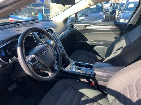 Used 2017 Ford Fusion SE w/ Fusion SE Technology Package image 18