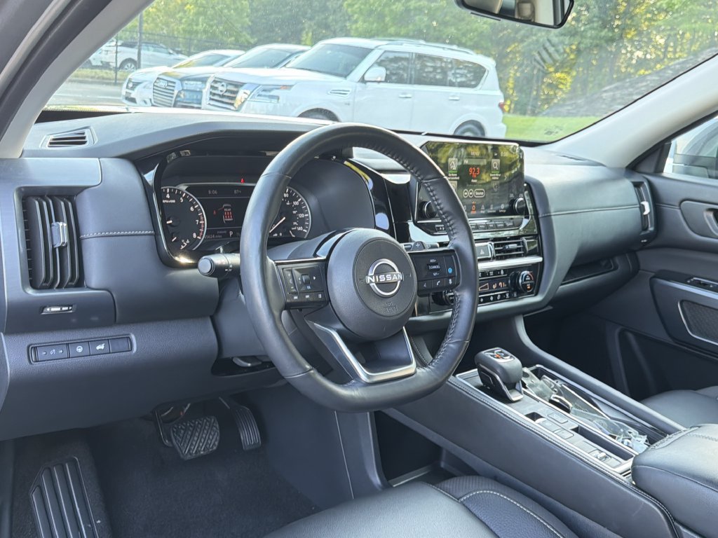 Used 2025 Nissan Pathfinder SL FWD image 10