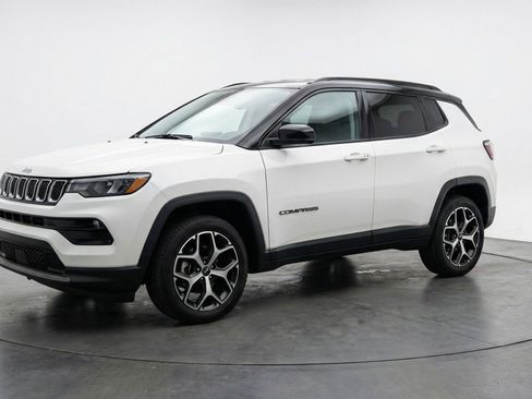 Used 2025 Jeep Compass Limited AWD/4WD image 3