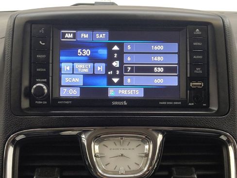 Used 2016 Chrysler Town & Country Touring image 25