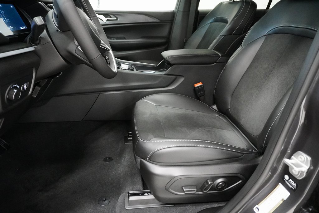 Used 2025 Jeep Grand Cherokee L Altitude AWD/4WD image 11