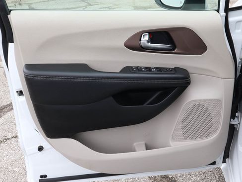 Used 2022 Chrysler Voyager LX FWD image 13