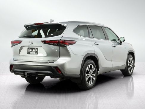 Used 2024 Toyota Highlander XLE AWD/4WD image 5