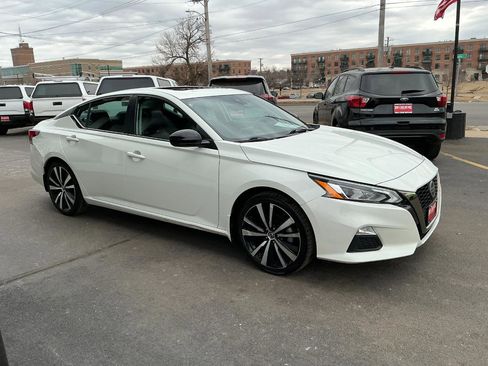 Used 2021 Nissan Altima 2.5 SR w/ SR Premium Package image 9