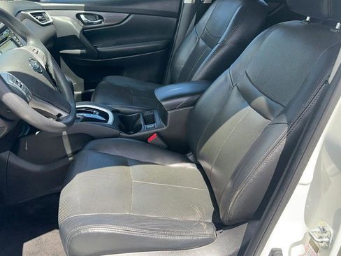 Used 2016 Nissan Rogue SV w/ SV Premium Package image 32