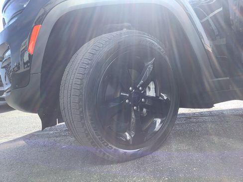 Used 2023 Jeep Grand Cherokee Limited w/ Black Appearance Package AWD/4WD image 26