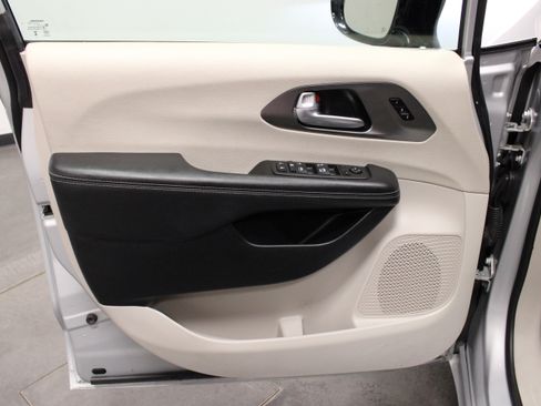 Used 2024 Chrysler Pacifica Touring-L FWD image 19