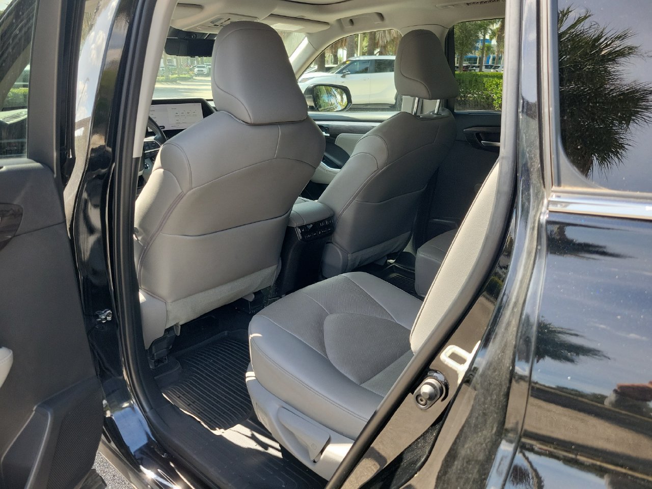 Used 2023 Toyota Highlander Platinum FWD image 10