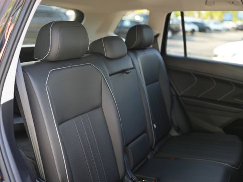 Certified 2024 Volkswagen Tiguan SE w/ Panoramic Sunroof Package AWD/4WD image 24